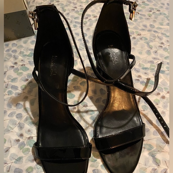 Black Michael kors size 8, barely used - Picture 1 of 3